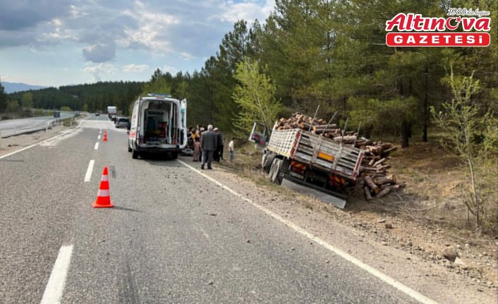 Karabük'te devrilen tomruk yüklü kamyondaki 2 kişi yaralandı