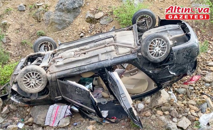 Karabük'te yol kenarına devrilen otomobildeki 3 kişi yaralandı