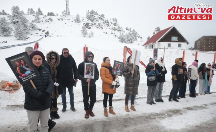 Kartalkaya'daki yangında yaşamını yitiren 78 kişi otelin önünde anıldı