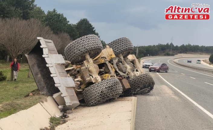 Kastamonu'da tırın üzerindeki iş makinesi yol kenarına devrildi