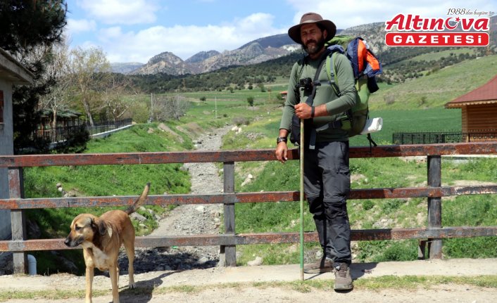 Köpeği “Yoldaş“ ile yürüyerek gezdiği şehirlere fidan dikiyor