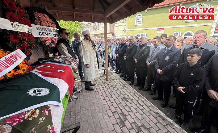 Kuzey Marmara Otoyolu'nda tıra çarpan otomobilde ölen öğretmen Zonguldak'ta defnedildi