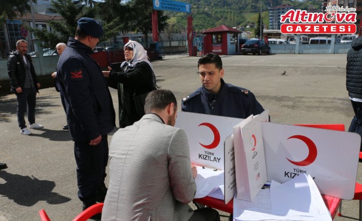 Of'ta öğretmenler ile veliler kan bağışında bulundu