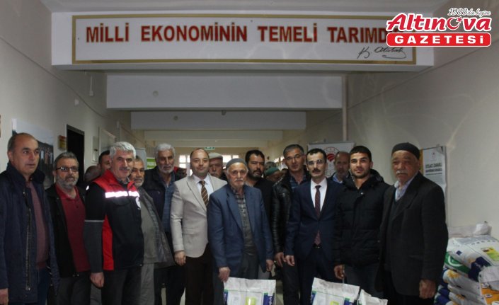 Pazar'da çiftçilere yağlık ayçiçeği tohumu dağıtıldı