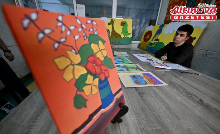 Resim tutkunu otizmli genç 100'e yakın eser ortaya çıkardı
