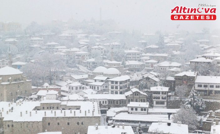 Safranbolu'da tarihi konaklar karla kaplandı