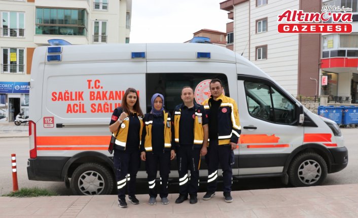 Sağlık çalışanı karı koca aynı ambulansta hayat kurtarıyor