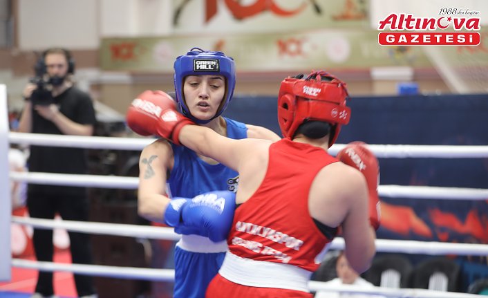 Sam­sun'da 22 Yaş Altı, Genç ve Yıl­dız Ka­dın­lar Tür­ki­ye Boks Şam­pi­yo­na­sı devam edi­yor