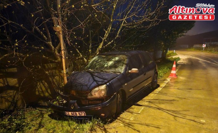Bafra'da aydınlatma direğine çarpan otomobildeki 3 kişi yaralandı
