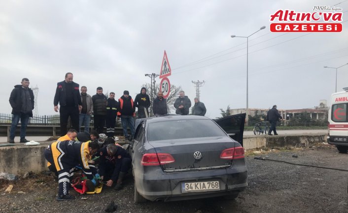 Bafra’da kaldırıma çarpan otomobildeki 2 kişi yaralandı