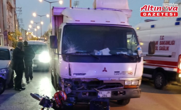 Bafra'da kamyonetle çarpışan motosikletteki baba ve kızı yaralandı