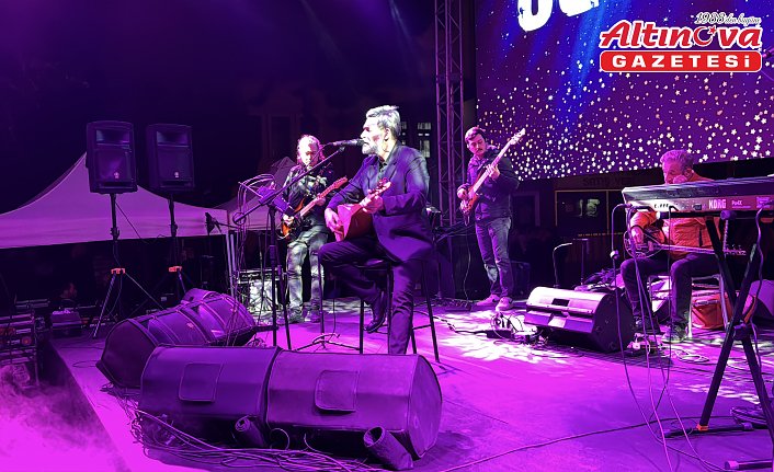 Sanatçı Uğur Işılak, Karabük'te konser verdi