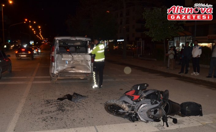 Sinop'ta hafif ticari araçla çarpışan motosikletteki 2 kişi yaralandı