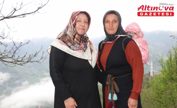 Sırtında taşıdığı bebekle maça giden kadının bordo-mavi sevgisi