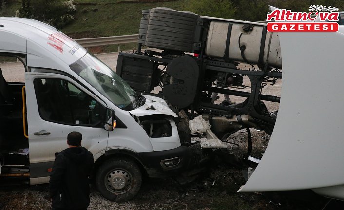 Tokat'ta yolcu minibüsü ile tırın çarpıştığı kazada 5 kişi yaralandı
