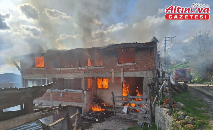 Tokat'ta çıkan yangında 2 katlı ev kullanılmaz hale geldi