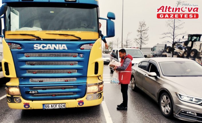 Türk Kızılay, Samsun'da kar nedeniyle yolda mahsur kalanlara ikramda bulundu