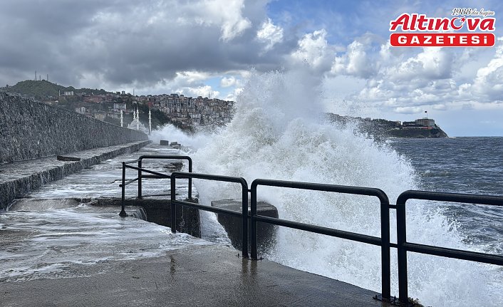 Zonguldak'ta rüzgar nedeniyle dalgalar mendireği aştı