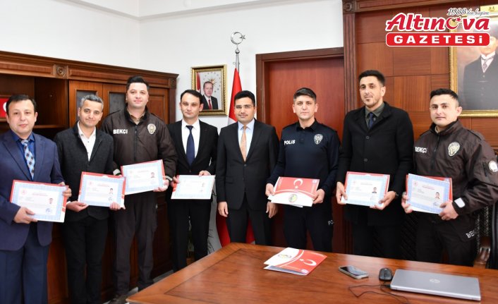 Zonguldak'ta uyuşturucuyla mücadelede başarı gösteren emniyet personeli onurlandırdı
