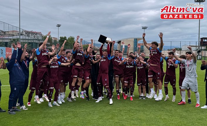 19 Yaş Altı Elit A Ligi Şampiyonu Trabzonspor kupasını aldı