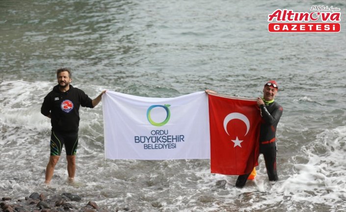19 Mayıs'ı Karadeniz'in serin sularında kulaç atarak kutladı