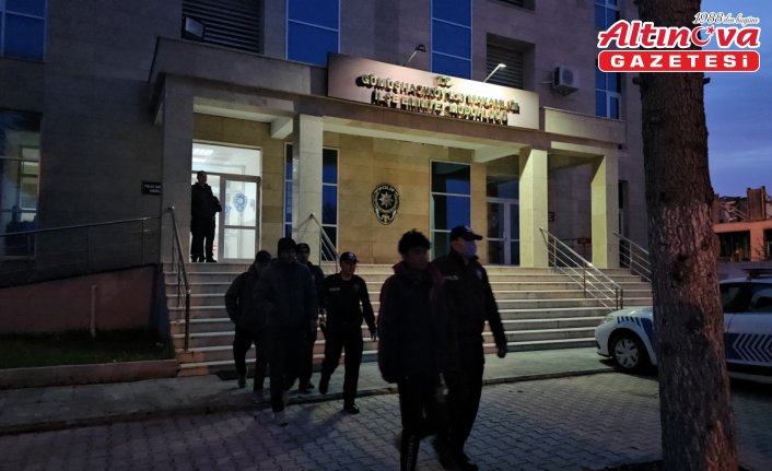 Amasya'da iki otomobilde 5 düzensiz göçmen yakalandı