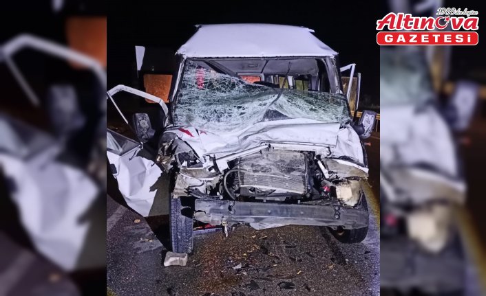 Amasya’da tıra arkadan çarpan minibüsteki 2 kişi yaralandı