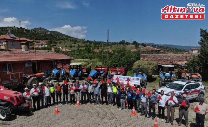 Amasya’da traktör kullanıcılarına reflektör eğitimi verildi