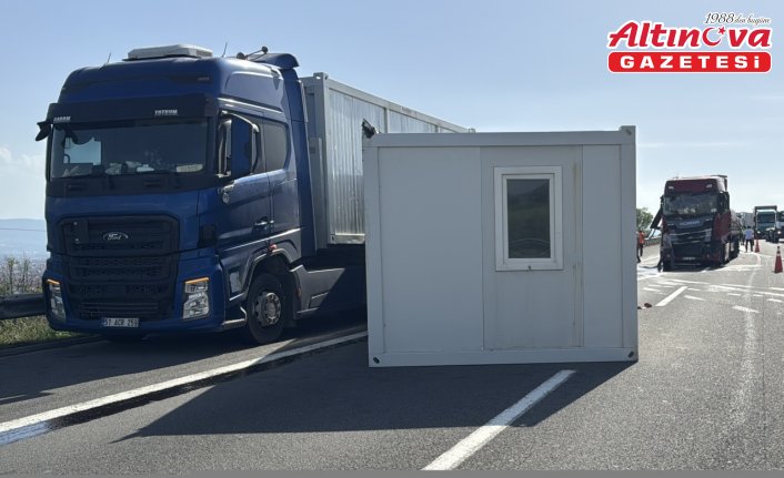 Anadolu Otoyolu'nun Bolu kesimindeki zincirleme kaza ulaşımın aksamasına yol açtı