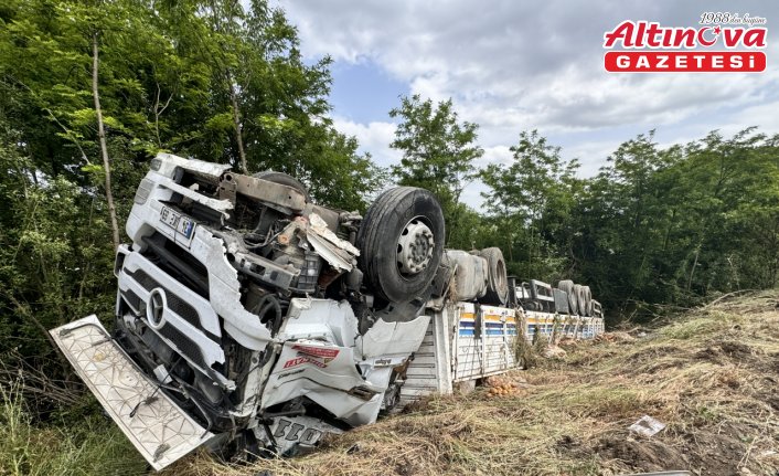 Anadolu Otoyolu'nun Düzce kesiminde şarampole devrilen tırdaki 2 kişi yaralandı