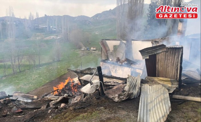 Artvin'de bir evde başlayan ve 2 ahıra sıçrayan yangın söndürüldü