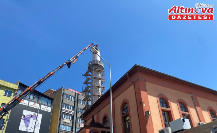 Asırlık caminin tehlike oluşturan minaresinin yıkımına başlandı