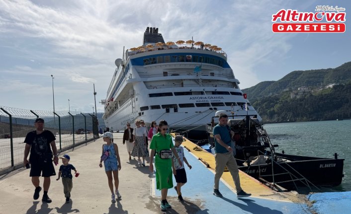 “Astoria Grande“ adlı kruvaziyer, 947 yolcusuyla Amasra'ya geldi