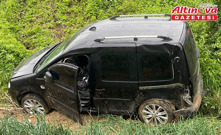 Bafra'da tarlaya devrilen hafif ticari aracın sürücüsü yaralandı