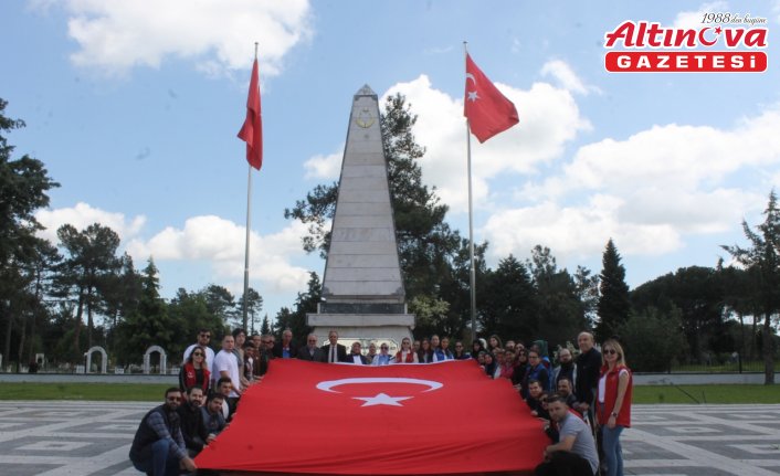 Bafra'da genç gönüllüler şehitliği ziyaret etti