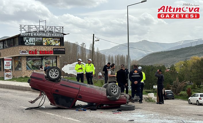 Bayburt'ta devrilen otomobildeki 4 kişi yaralandı