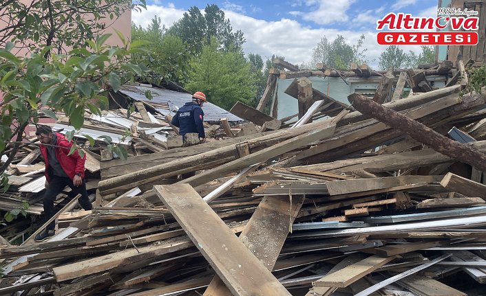 Bolu'da ahşap evin yıkımı sırasında meydana gelen çökmede 1 işçi yaralandı