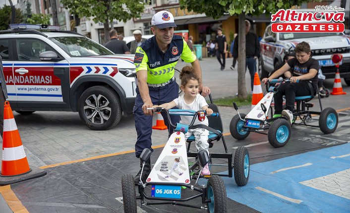 Bolu'da çocuklar ve yetişkinler mobil eğitim tırında trafik kuralları hakkında bilgilendirildi