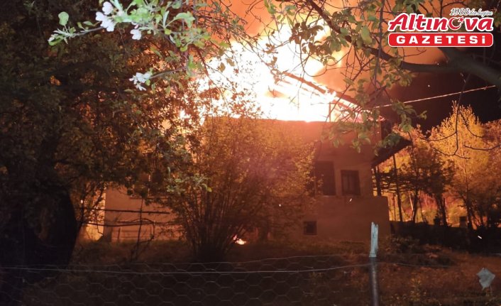 Bolu'da 2 katlı bir ev yandı