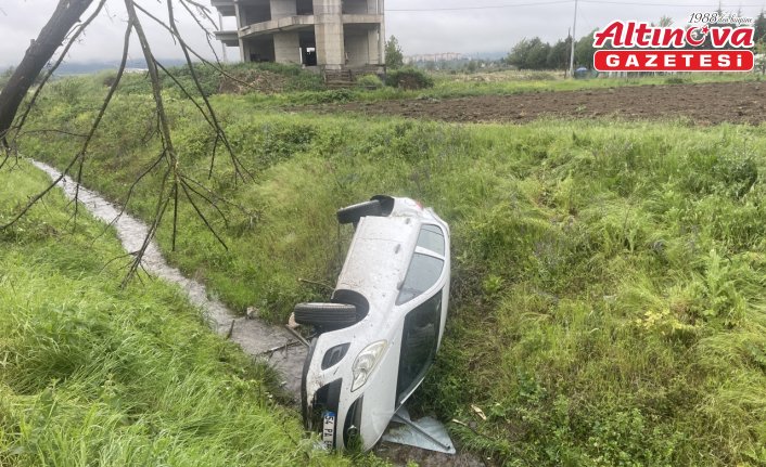 Bolu'da dereye devrilen otomobildeki 2 kişi yaralandı