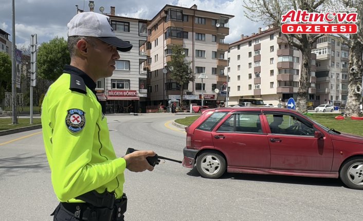 Bolu'da sinyal vermeden kavşaktan dönen sürücüler denetime takıldı