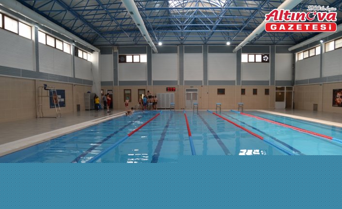 Boyabat'ta yenilenen yarı olimpik yüzme havuzu hizmete açıldı