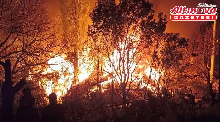 Çorum'da 3 evde çıkan yangına müdahale ediliyor