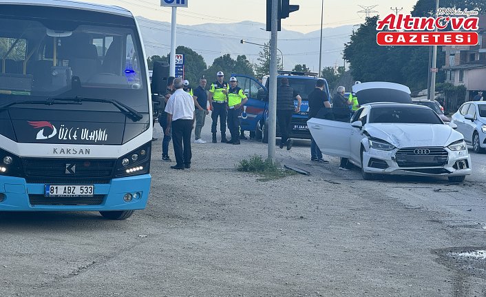 Düzce'de otomobilin çarptığı midibüsteki 7 kişi yaralandı