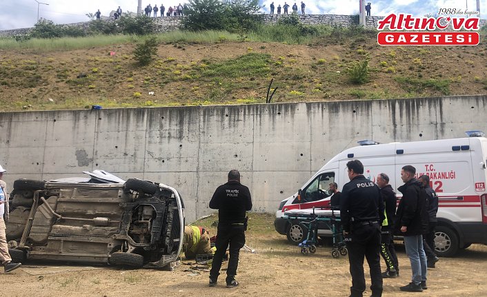 Düzce'de şarampole devrilen otomobildeki 2 kişi yaralandı