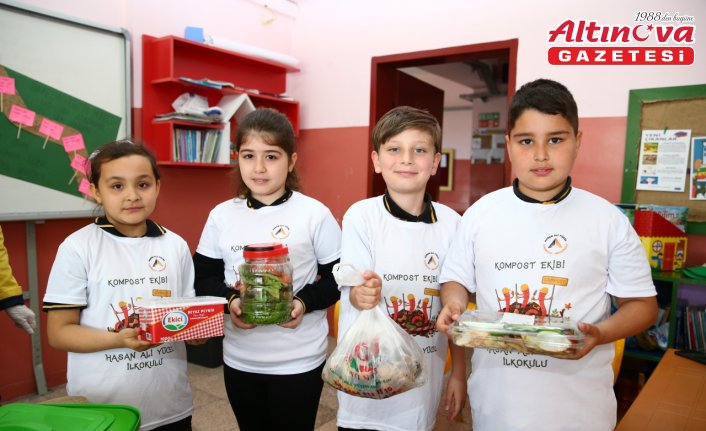Evlerinden getirdikleri gıda atıklarını okulda gübreye çevirdiler