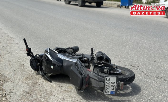 Gerze'de otomobille çarpışan motosikletin sürücüsü yaralandı