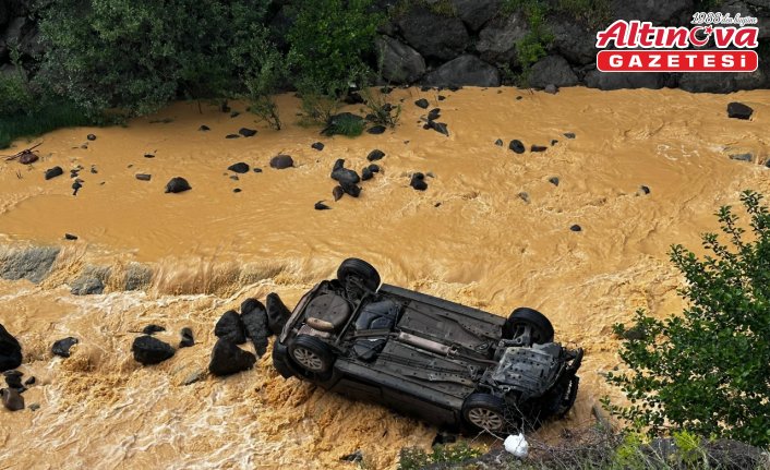 Giresun'da dereye yuvarlanan otomobilin sürücüsü yaralandı