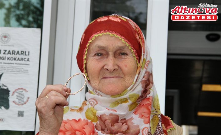 Giresun'da yaşlı kadın yolda bulduğu altın bilekliği belediyeye teslim etti
