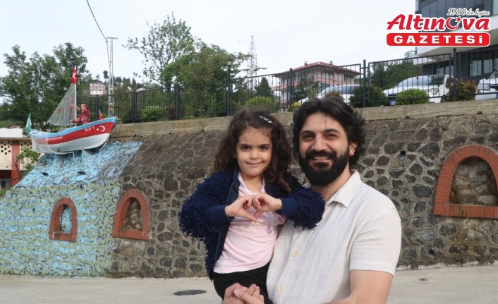 “Gözümün önünde dursun“ diye emektar kayığını yaşadığı sitenin girişine yerleştirdi